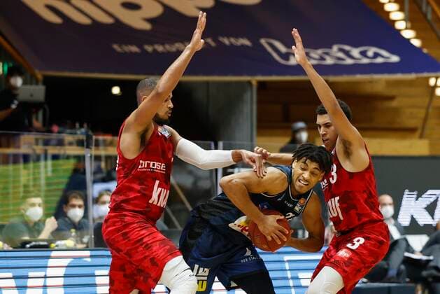 03 03 2021, Basketball, BBL 2020 2021, 20 matchday, HAKRO Merlins Crailsheim s Oliver Wuerzburg, GER, Ilshofen, Arena Hohenlohe, picture from left Alex King s Oliver Wuerzburg , Jeremy Jones Merlins and Tyson Ward s Oliver Wuerzburg Copyright: HMBxMedia xHeikoxBecker