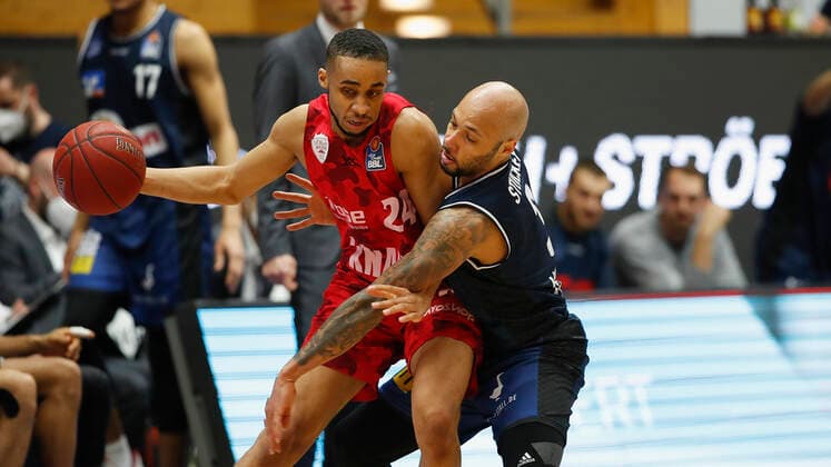 Germany, Crailsheim, Arena Hohenlohe, 03 03 2021, emspor, emonline, despor, deonline, HAKRO Merlins Crailsheim vs s Oliver Wuerzburg, easyCredit BBL, 20 Spieltag Bild v l Cameron Hunt s Oliver Wuerzburg vs Maurice Stuckey HAKRO Merlins Crailsheim Copyright: HMBxMedia JulienxBecker