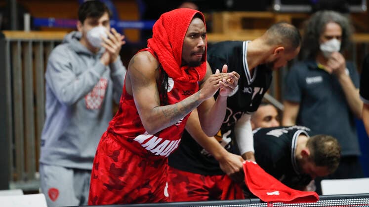 Germany, Crailsheim, Arena Hohenlohe, 03 03 2021, emspor, emonline, despor, deonline, HAKRO Merlins Crailsheim vs s Oliver Wuerzburg, easyCredit BBL, matchday 20 picture Robert Lowery s Oliver Wuerzburg cheers on his teammates Copyright: HMBxMedia JulienxBecker