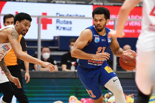 Basketball 1 Bundesliga, season 2020 2021, 20 matchday, Syntainics MBC Weissenfels vs JobStairs GIESSEN 46ers 03 03 2021 102 81 50 39 Quinton Hooker MBC Weissenfels, back number 21 on the ball against Diante Maurice Garrett Guard Giessen 46ers, back number 11 during the game MBC Weissenfels vs Giessen 03 03 2021 Weissenfels Saxony Anhalt Germany Stadthalle Weissenfels