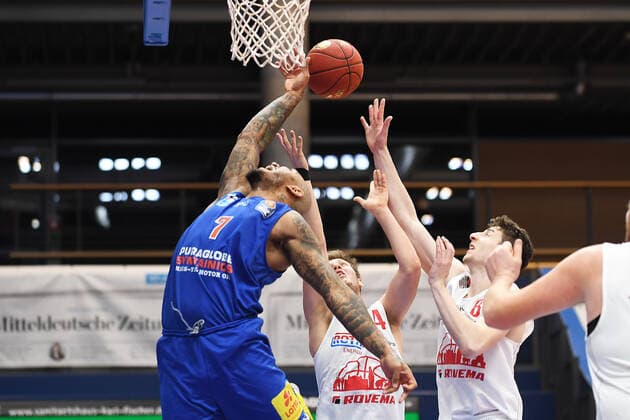 Basketball 1 Bundesliga, Season 2020 2021, 20 Matchday, Syntainics MBC Weissenfels vs JobStairs GIESSEN 46ers 03 03 2021 102 81 50 39 Fight for the ball at the basket between Sergio Kerusch MBC Weissenfels, back number 7 , Bjarne Kraushaar Guard Giessen 46ers, back number 4 , Alen Pjanic Forward Giessen 46ers, back number 8 f l n r at the game MBC Weißenfels vs Giessen 03 03 2021 Weißenfels Sachsen Anhalt Germany Stadthalle Weißenfels
