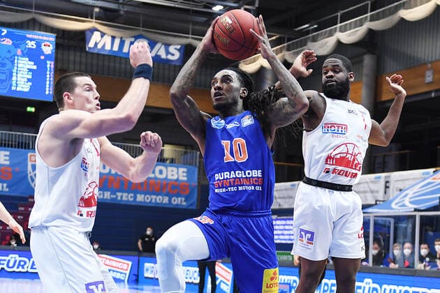 Basketball 1 Bundesliga, Season 2020 2021, 20 Matchday, Syntainics MBC Weissenfels vs JobStairs GIESSEN 46ers 03 03 2021 102 81 50 39 Anthony Barber MBC Weissenfels, back number 10 on the ball against Scottie James Jr Forward Giessen 46ers, back number 31 left and Jonathan Stark Guard Giessen 46ers, back number 1 right during the match MBC Weissenfels vs Giessen 03 03 2021 Weissenfels Sachsen Anhalt Germany Stadthalle Weissenfels