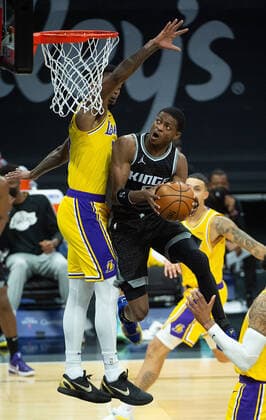 March 3, 2021, Sacramento, CA, USA: Sacramento Kings guard De Aaron Fox (5) drives to the basket against Los Angeles Lakers forward Alfonzo McKinnie (28) in the fourth quarter during a game at Golden 1 Center on Wednesday, Mar. 3, 2021 in Sacramento. The Kings win 123-121. Sacramento USA - ZUMAj89_ 20210303_zaf_j89_021 Copyright: xPaulxKitagakixJr.x