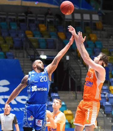 04 03 2021, xhbx, Basketball BBL Bundesliga, Frankfurt Skyliners Rasta Vechta emspor, v l Rasheed Moore Fraport Skyliners Frankfurt , Jesse Hunt Rasta Vechta DFL DFB REGULATIONS PROHIBIT ANY USE OF PHOTOGRAPHS as IMAGE SEQUENCES and or QUASI VIDEO Frankfurt am Main