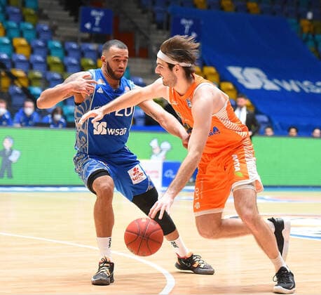 04 03 2021, xhbx, Basketball BBL Bundesliga, Frankfurt Skyliners Rasta Vechta emspor, v l Rasheed Moore Fraport Skyliners Frankfurt , Robin Christen Rasta Vechta DFL DFB REGULATIONS PROHIBIT ANY USE OF PHOTOGRAPHS as IMAGE SEQUENCES and or QUASI VIDEO Frankfurt am Main