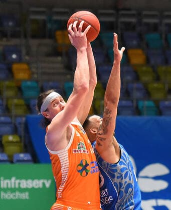 04 03 2021, xhbx, Basketball BBL Bundesliga, Frankfurt Skyliners Rasta Vechta emspor, v l Dennis Clifford Rasta Vechta , Rasheed Moore Fraport Skyliners Frankfurt DFL DFB REGULATIONS PROHIBIT ANY USE OF PHOTOGRAPHS as IMAGE SEQUENCES and or QUASI VIDEO Frankfurt am Main