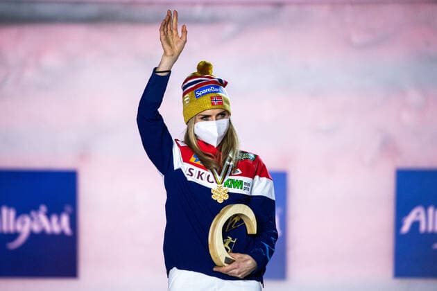 210304 Gold medalist Therese Johaug of Norway at a medal ceremony for the Women s Cross Country Skiing 10 km Free Technique during the FIS Nordic Ski World Championships on March 4, 2021 in Oberstdorf Photo Johanna Lundberg BILDBYRAN kod JL JL0096 skidor cross country skiing langrenn fis nordic world ski championships vm ski vm skid vm medaljceremoni medal ceremony 8 bbeng norge,  Copyright: JOHANNAxLUNDBERG BB210304JL144