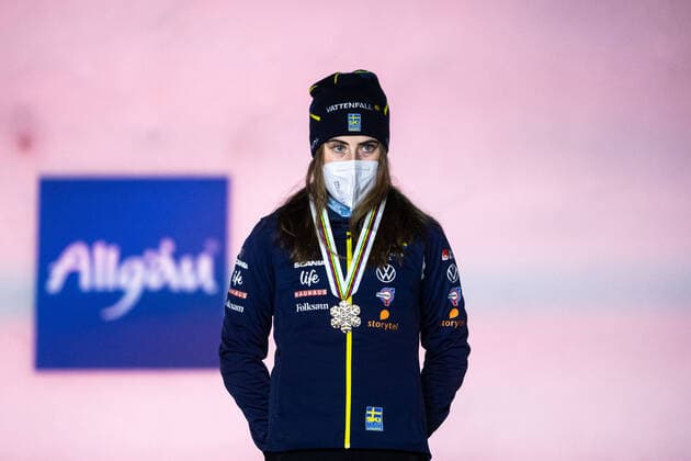 210304 Bronze medalist Ebba Andersson of Sweden at a medal ceremony for the Women s Cross Country Skiing 10 km Free Technique during the FIS Nordic Ski World Championships on March 4, 2021 in Oberstdorf Photo Johanna Lundberg BILDBYRAN kod JL JL0096 skidor cross country skiing langrenn fis nordic world ski championships vm ski vm skid vm medaljceremoni medal ceremony 8 bbeng sverige,  Copyright: JOHANNAxLUNDBERG BB210304JL145