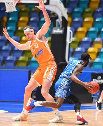 04 03 2021, xhbx, Basketball BBL Bundesliga, Frankfurt Skyliners Rasta Vechta emspor, v l Dennis Clifford Rasta Vechta , Matt Mobley Fraport Skyliners Frankfurt DFL DFB REGULATIONS PROHIBIT ANY USE OF PHOTOGRAPHS as IMAGE SEQUENCES and or QUASI VIDEO Frankfurt am Main
