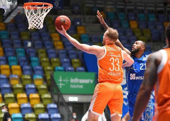 04 03 2021, xhbx, Basketball BBL Bundesliga, Frankfurt Skyliners Rasta Vechta emspor, v l Robin Christen Rasta Vechta , Kamari Murphy Fraport Skyliners Frankfurt DFL DFB REGULATIONS PROHIBIT ANY USE OF PHOTOGRAPHS as IMAGE SEQUENCES and or QUASI VIDEO Frankfurt am Main