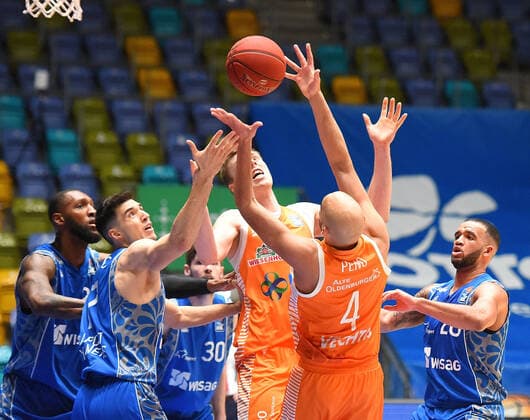 04 03 2021, xhbx, Basketball BBL Bundesliga, Frankfurt Skyliners Rasta Vechta emspor, v l Björn Rohwer Rasta Vechta , Stefan Peno Rasta Vechta DFL DFB REGULATIONS PROHIBIT ANY USE OF PHOTOGRAPHS as IMAGE SEQUENCES and or QUASI VIDEO Frankfurt am Main