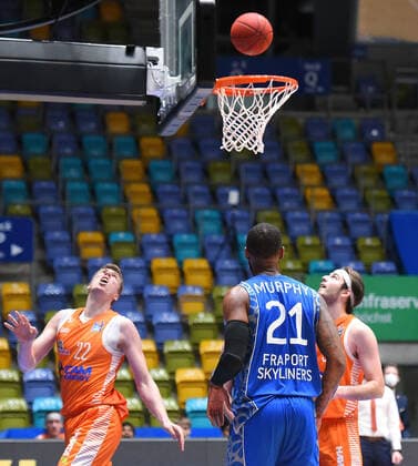 04 03 2021, xhbx, Basketball BBL Bundesliga, Frankfurt Skyliners Rasta Vechta emspor, v l Björn Rohwer Rasta Vechta , Kamari Murphy Fraport Skyliners Frankfurt , Jesse Hunt Rasta Vechta DFL DFB REGULATIONS PROHIBIT ANY USE OF PHOTOGRAPHS as IMAGE SEQUENCES and or QUASI VIDEO Frankfurt am Main