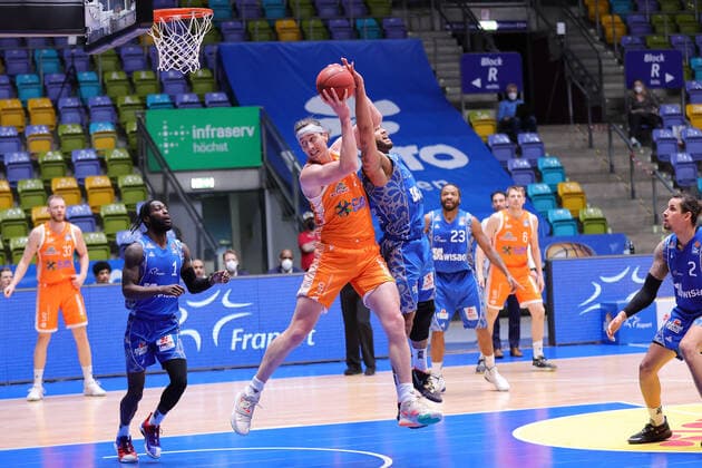 Fraport Skyliners - RASTA Vechta, easyCredit BBL Dennis Clifford (RASTA Vechta, 42) gegen Rasheed Moore (Fraport Skyliners, 20). Basketball-Spiel der easyCredit BBL zwischen den Fraport Skyliners und RASTA Vechta am 4. Maerz 2021 in der Fraport-Arena in Frankfurt am Main., Frankfurt am Main Hessen Deutschland Fraport-Arena