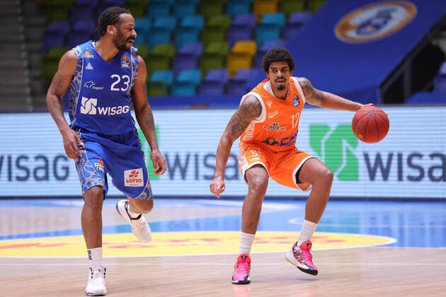 Fraport Skyliners - RASTA Vechta, easyCredit BBL Edgar Sosa (RASTA Vechta, 12, rechts) gegen Quantez Robertson (Fraport Skyliners, 23). Basketball-Spiel der easyCredit BBL zwischen den Fraport Skyliners und RASTA Vechta am 4. Maerz 2021 in der Fraport-Arena in Frankfurt am Main., Frankfurt am Main Hessen Deutschland Fraport-Arena