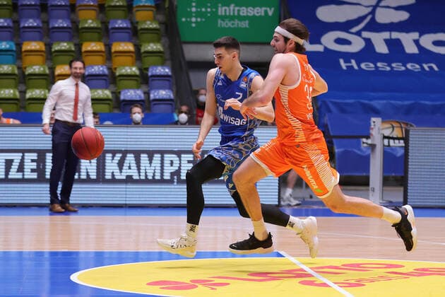 Fraport Skyliners RASTA Vechta, easyCredit BBL running duel between Jesse Hunt RASTA Vechta, 34 and Bruno Vrcic Fraport Skyliners, 7 Basketball match of the easyCredit BBL between Fraport Skyliners and RASTA Vechta on 4 March 2021 at Fraport Arena in Frankfurt am Main , Frankfurt am Main Hesse Germany Fraport Arena