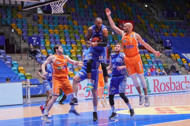 Fraport Skyliners RASTA Vechta, easyCredit BBL rebound by Kamari Murphy Fraport Skyliners, 21 against Stefan Peno RASTA Vechta, 4 Basketball match of the easyCredit BBL between Fraport Skyliners and RASTA Vechta on 4 March 2021 at Fraport Arena in Frankfurt am Main , Frankfurt am Main Hesse Germany Fraport Arena