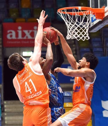 04 03 2021, xhbx, Basketball BBL Bundesliga, Frankfurt Skyliners Rasta Vechta emspor, v l Will Vorhess Rasta Vechta , Kamari Murphy Fraport Skyliners Frankfurt , Jordan Barnett Rasta Vechta DFL DFB REGULATIONS PROHIBIT ANY USE OF PHOTOGRAPHS as IMAGE SEQUENCES and or QUASI VIDEO Frankfurt am Main