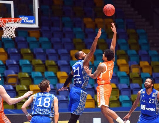 04 03 2021, xhbx, Basketball BBL Bundesliga, Frankfurt Skyliners Rasta Vechta emspor, v l Kamari Murphy Fraport Skyliners Frankfurt , Edgar Sosa Rasta Vechta DFL DFB REGULATIONS PROHIBIT ANY USE OF PHOTOGRAPHS as IMAGE SEQUENCES and or QUASI VIDEO Frankfurt am Main