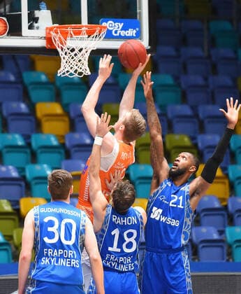 04 03 2021, xhbx, Basketball BBL Bundesliga, Frankfurt Skyliners Rasta Vechta emspor, v l Jon Axel Gudmundsson Fraport Skyliners Frankfurt , Björn Rohwer Rasta Vechta , Joe Rahon Fraport Skyliners Frankfurt , Kamari Murphy Fraport Skyliners Frankfurt DFL DFB REGULATIONS PROHIBIT ANY USE OF PHOTOGRAPHS as IMAGE SEQUENCES and or QUASI VIDEO Frankfurt am Main