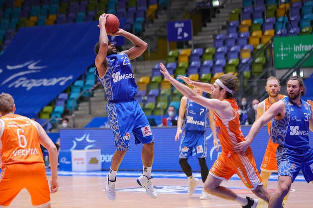 Fraport Skyliners RASTA Vechta, easyCredit BBL distance throw by Quantez Robertson Fraport Skyliners, 23 against Jesse Hunt RASTA Vechta, 34 Basketball match of the easyCredit BBL between Fraport Skyliners and RASTA Vechta on 4 March 2021 at Fraport Arena in Frankfurt am Main , Frankfurt am Main Hesse Germany Fraport Arena