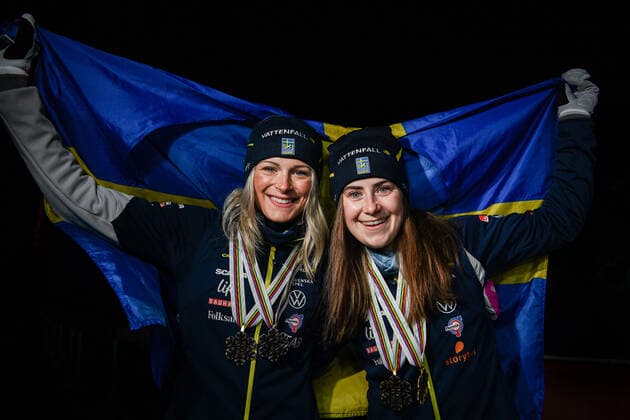 210304 Frida Karlsson and Ebba Andersson of Sweden pose for a portrait with their medals after a medal ceremony for the Women s Cross Country Skiing 10 km Free Technique during the FIS Nordic Ski World Championships on March 4, 2021 in Oberstdorf Photo Johanna Lundberg BILDBYRAN kod JL JL0096 skis cross country skiing cross country fis nordic world ski championships world cup world cup ski world cup medal ceremony medal ceremony 8 bbeng sweden portrait cheers,  Copyright: JOHANNAxLUNDBERG BB210304JL154