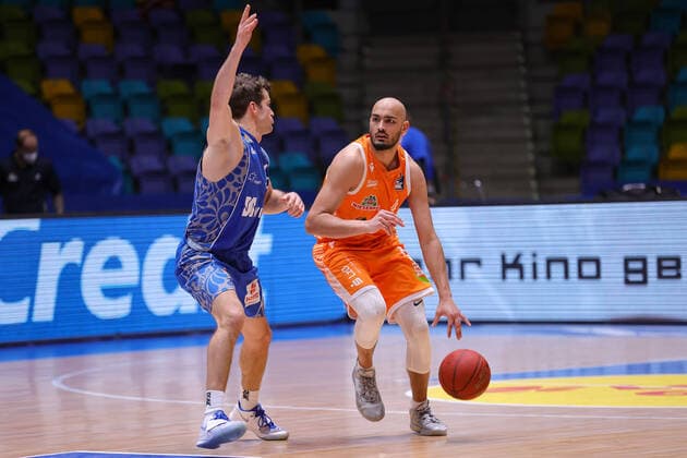 Fraport Skyliners RASTA Vechta, easyCredit BBL Stefan Peno RASTA Vechta, 4 against defending Joe Rahon Fraport Skyliners, 18 basketball game of easyCredit BBL between Fraport Skyliners and RASTA Vechta on 4 March 2021 at Fraport Arena in Frankfurt am Main , Frankfurt am Main Hesse Germany Fraport Arena