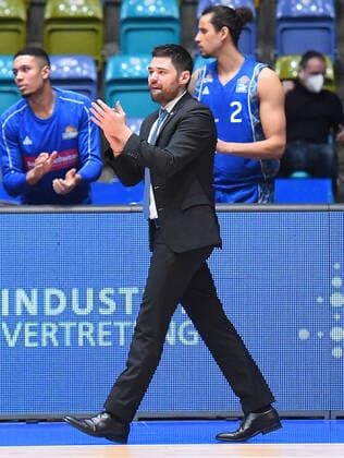 04 03 2021, xhbx, Basketball BBL Bundesliga, Frankfurt Skyliners Rasta Vechta emspor, v l Trainer Sebastian Gleim Head Coach, Fraport Skyliners Frankfurt DFL DFB REGULATIONS PROHIBIT ANY USE OF PHOTOGRAPHS as IMAGE SEQUENCES and or QUASI VIDEO Frankfurt am Main