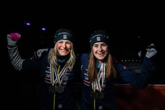 210304 Frida Karlsson and Ebba Andersson of Sweden pose for a portrait with their medals after a medal ceremony for the Women s Cross Country Skiing 10 km Free Technique during the FIS Nordic Ski World Championships on March 4, 2021 in Oberstdorf Photo Johanna Lundberg BILDBYRAN kod JL JL0096 skis cross country skiing cross country fis nordic world ski championships world cup world cup ski world cup medal ceremony medal ceremony 8 bbeng sweden portrait cheers,  Copyright: JOHANNAxLUNDBERG BB210304JL155