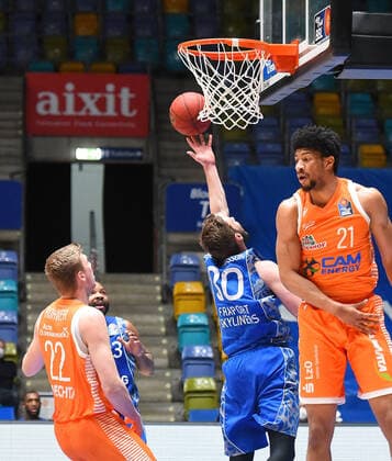 04 03 2021, xhbx, Basketball BBL Bundesliga, Frankfurt Skyliners Rasta Vechta emspor, v l Björn Rohwer Rasta Vechta , Jon Axel Gudmundsson Fraport Skyliners Frankfurt , Jordan Barnett Rasta Vechta DFL DFB REGULATIONS PROHIBIT ANY USE OF PHOTOGRAPHS as IMAGE SEQUENCES and or QUASI VIDEO Frankfurt am Main