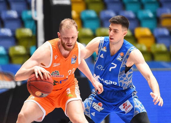 04 03 2021, xhbx, Basketball BBL Bundesliga, Frankfurt Skyliners Rasta Vechta emspor, v l Robin Christen Rasta Vechta , Bruno Vrcic Fraport Skyliners Frankfurt DFL DFB REGULATIONS PROHIBIT ANY USE OF PHOTOGRAPHS as IMAGE SEQUENCES and or QUASI VIDEO Frankfurt am Main