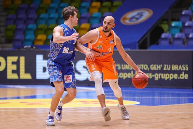 Fraport Skyliners RASTA Vechta, easyCredit BBL Stefan Peno RASTA Vechta, 4 against defending Joe Rahon Fraport Skyliners, 18 basketball game of easyCredit BBL between Fraport Skyliners and RASTA Vechta on 4 March 2021 at Fraport Arena in Frankfurt am Main , Frankfurt am Main Hesse Germany Fraport Arena