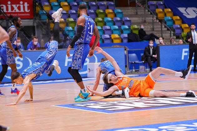 Fraport Skyliners RASTA Vechta, easyCredit BBL Jon Axel Gudmundsson Fraport Skyliners, 30 and Jesse Hunt RASTA Vechta, 34 are down, left Bruno Vrcic Fraport Skyliners, 7 tries to avoid a fall Basketball match of the easyCredit BBL between Fraport Skyliners and RASTA Vechta on 4 March 2021 at Fraport Arena in Frankfurt am Main , Frankfurt am Main Hesse Germany Fraport Arena