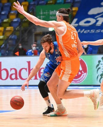 04 03 2021, xhbx, Basketball BBL Bundesliga, Frankfurt Skyliners Rasta Vechta emspor, v l Jon Axel Gudmundsson Fraport Skyliners Frankfurt , Dennis Clifford Rasta Vechta DFL DFB REGULATIONS PROHIBIT ANY USE OF PHOTOGRAPHS as IMAGE SEQUENCES and or QUASI VIDEO Frankfurt am Main