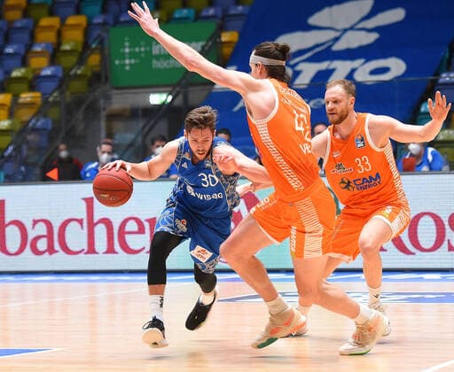 04 03 2021, xhbx, Basketball BBL Bundesliga, Frankfurt Skyliners Rasta Vechta emspor, v l Jon Axel Gudmundsson Fraport Skyliners Frankfurt , Dennis Clifford Rasta Vechta , Robin Christen Rasta Vechta DFL DFB REGULATIONS PROHIBIT ANY USE OF PHOTOGRAPHS as IMAGE SEQUENCES and or QUASI VIDEO Frankfurt am Main