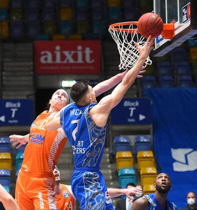 04 03 2021, xhbx, Basketball BBL Bundesliga, Frankfurt Skyliners Rasta Vechta emspor, v l Dennis Clifford Rasta Vechta , Bruno Vrcic Fraport Skyliners Frankfurt , Kamari Murphy Fraport Skyliners Frankfurt DFL DFB REGULATIONS PROHIBIT ANY USE OF PHOTOGRAPHS as IMAGE SEQUENCES and or QUASI VIDEO Frankfurt am Main