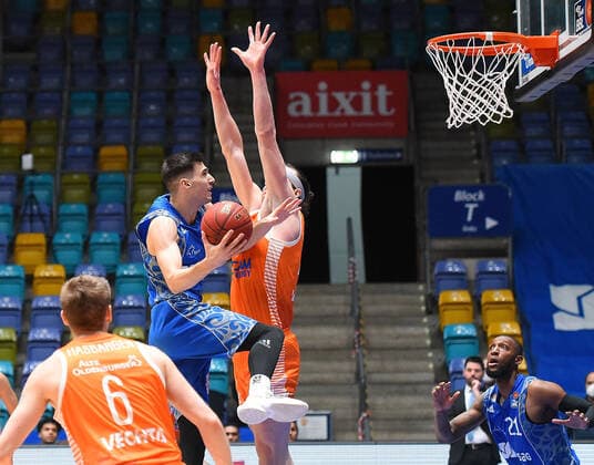 04 03 2021, xhbx, Basketball BBL Bundesliga, Frankfurt Skyliners Rasta Vechta emspor, v l Tim Hasbargen Rasta Vechta , Bruno Vrcic Fraport Skyliners Frankfurt , Dennis Clifford Rasta Vechta , Kamari Murphy Fraport Skyliners Frankfurt DFL DFB REGULATIONS PROHIBIT ANY USE OF PHOTOGRAPHS as IMAGE SEQUENCES and or QUASI VIDEO Frankfurt am Main