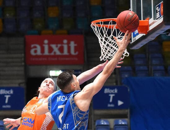 04 03 2021, xhbx, Basketball BBL Bundesliga, Frankfurt Skyliners Rasta Vechta emspor, v l Dennis Clifford Rasta Vechta , Bruno Vrcic Fraport Skyliners Frankfurt , Kamari Murphy Fraport Skyliners Frankfurt DFL DFB REGULATIONS PROHIBIT ANY USE OF PHOTOGRAPHS as IMAGE SEQUENCES and or QUASI VIDEO Frankfurt am Main