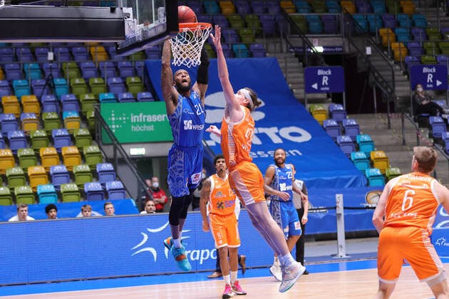 Fraport Skyliners RASTA Vechta, easyCredit BBL dunk by Kamari Murphy Fraport Skyliners, 21 against Dennis Clifford RASTA Vechta, 42 Basketball match of the easyCredit BBL between Fraport Skyliners and RASTA Vechta on 4 March 2021 at Fraport Arena in Frankfurt am Main , Frankfurt am Main Hesse Germany Fraport Arena