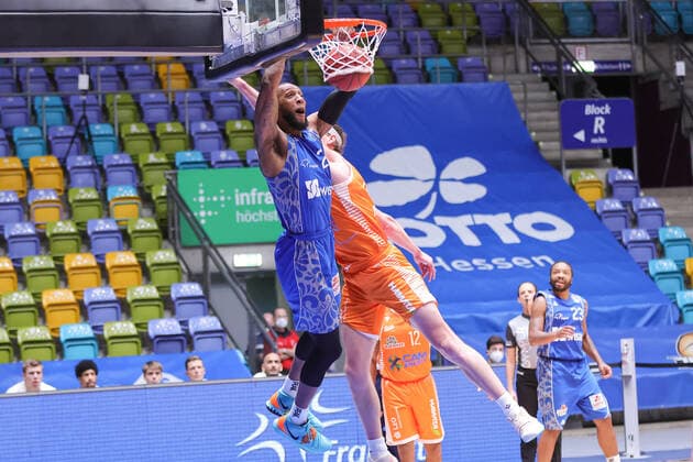 Fraport Skyliners RASTA Vechta, easyCredit BBL dunk by Kamari Murphy Fraport Skyliners, 21 against Dennis Clifford RASTA Vechta, 42 Basketball match of the easyCredit BBL between Fraport Skyliners and RASTA Vechta on 4 March 2021 at Fraport Arena in Frankfurt am Main , Frankfurt am Main Hesse Germany Fraport Arena