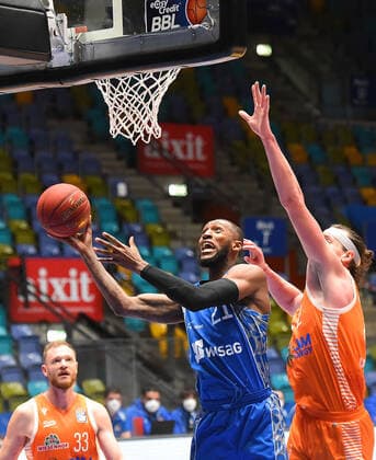 04 03 2021, xhbx, Basketball BBL Bundesliga, Frankfurt Skyliners Rasta Vechta emspor, v l Kamari Murphy Fraport Skyliners Frankfurt DFL DFB REGULATIONS PROHIBIT ANY USE OF PHOTOGRAPHS as IMAGE SEQUENCES and or QUASI VIDEO Frankfurt am Main