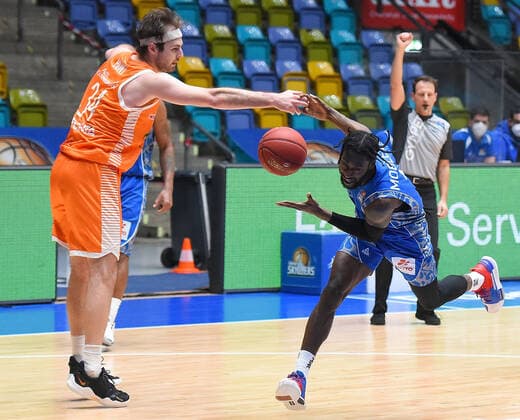 04 03 2021, xhbx, Basketball BBL Bundesliga, Frankfurt Skyliners Rasta Vechta emspor, v l Jesse Hunt Rasta Vechta , Matt Mobley Fraport Skyliners Frankfurt DFL DFB REGULATIONS PROHIBIT ANY USE OF PHOTOGRAPHS as IMAGE SEQUENCES and or QUASI VIDEO Frankfurt am Main