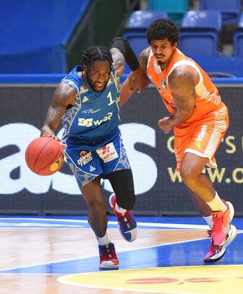 04 03 2021, xhbx, Basketball BBL Bundesliga, Frankfurt Skyliners Rasta Vechta emspor, v l Matt Mobley Fraport Skyliners Frankfurt , Edgar Sosa Rasta Vechta DFL DFB REGULATIONS PROHIBIT ANY USE OF PHOTOGRAPHS as IMAGE SEQUENCES and or QUASI VIDEO Frankfurt am Main