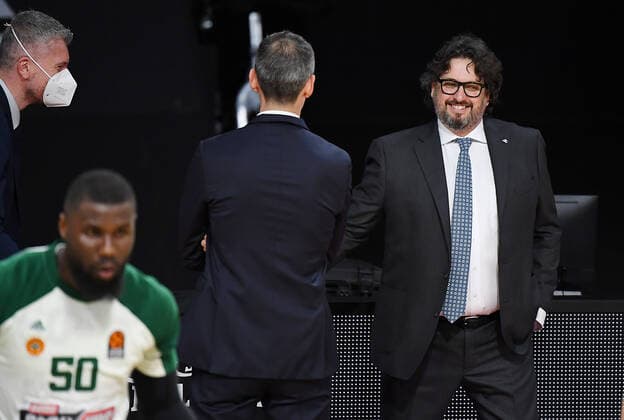 04 03 2021, xemx, Basketball BBL Bundesliga, FC Bayern Muenchen Basketball Panathinaikos Athens emspor, f l Head Coach Oded Kattash Panathinaikos Athens , Head Coach Andrea Trinchieri FC Bayern Basketball before the start of the game Muenchen
