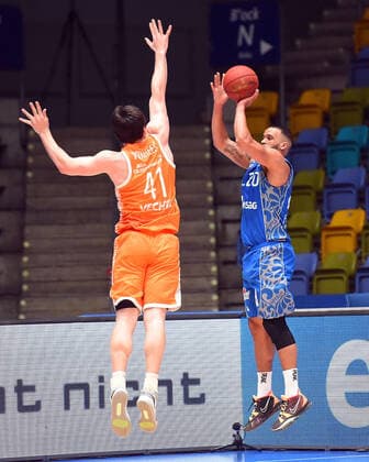 04 03 2021, xhbx, Basketball BBL Bundesliga, Frankfurt Skyliners Rasta Vechta emspor, v l Will Vorhess Rasta Vechta , Rasheed Moore Fraport Skyliners Frankfurt DFL DFB REGULATIONS PROHIBIT ANY USE OF PHOTOGRAPHS as IMAGE SEQUENCES and or QUASI VIDEO Frankfurt am Main