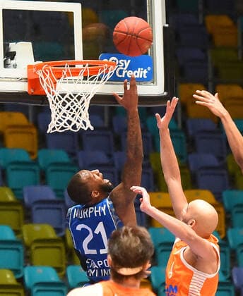 04 03 2021, xhbx, Basketball BBL Bundesliga, Frankfurt Skyliners Rasta Vechta emspor, v l Kamari Murphy Fraport Skyliners Frankfurt , Stefan Peno Rasta Vechta DFL DFB REGULATIONS PROHIBIT ANY USE OF PHOTOGRAPHS as IMAGE SEQUENCES and or QUASI VIDEO Frankfurt am Main