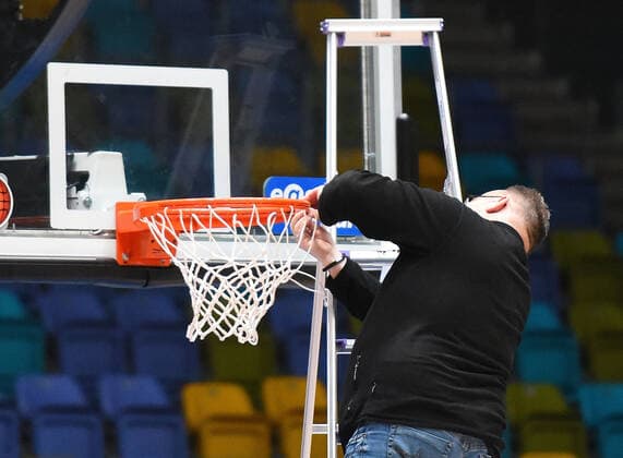 04 03 2021, xhbx, Basketball BBL Bundesliga, Frankfurt Skyliners Rasta Vechta emspor, v l basket is repaired in the 4 quarter DFL DFB REGULATES PROHIBIT ANY USE OF PHOTOGRAPHS as IMAGE SEQUENCES and or QUASI VIDEO Frankfurt am Main.
