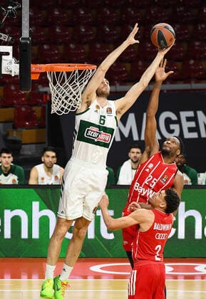 04 03 2021, xemx, Basketball BBL Bundesliga, FC Bayern Muenchen Basketball Panathinaikos Athens emspor, v l Georgios Papagiannis Panathinaikos Athens , Ja Juan Johnson FC Bayern Basketball , Wade Baldwin FC Bayern Basketball duel, duel, fight, tackle Muenchen