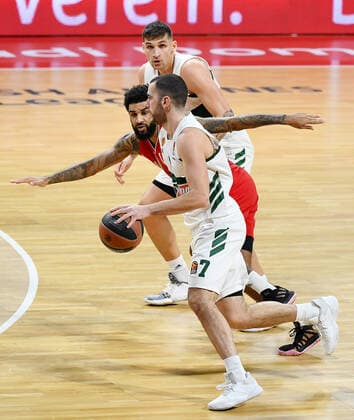 04 03 2021, xemx, Basketball BBL Bundesliga, FC Bayern Muenchen Basketball Panathinaikos Athens emspor, v l Dennis Jerome Seeley FC Bayern Basketball , Eleftherios Bochoridis Panathinaikos Athens duel, duel, fight, tackle Muenchen