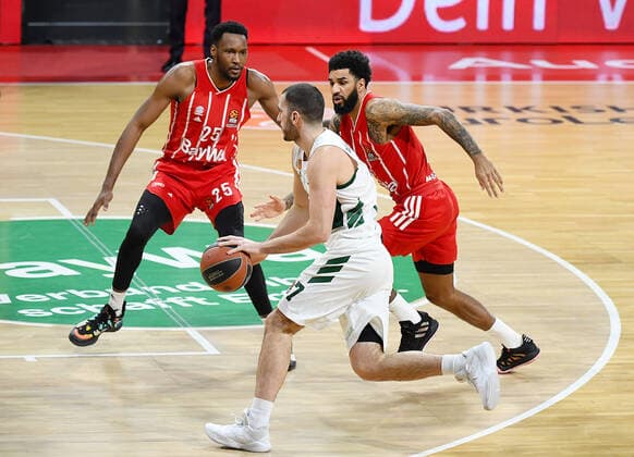 04 03 2021, xemx, Basketball BBL Bundesliga, FC Bayern Muenchen Basketball Panathinaikos Athens emspor, f l Yes Juan Johnson FC Bayern Basketball , Eleftherios Bochoridis Panathinaikos Athens , Dennis Jerome Seeley FC Bayern Basketball duel, duel, fight, tackle Muenchen