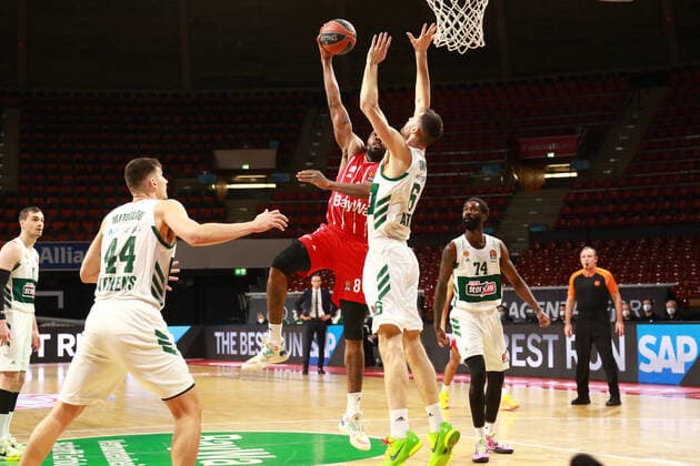 8 Jalen Reynolds FCBB red, vs 6 Georgios Papagiannis Panathinaikos basketball, EuroLeague, FC Bayern Munich vs Panathinaikos OPAP at Audi Dome, 04 03 2021 PHOTO Mladen Lackovic LakoPress.